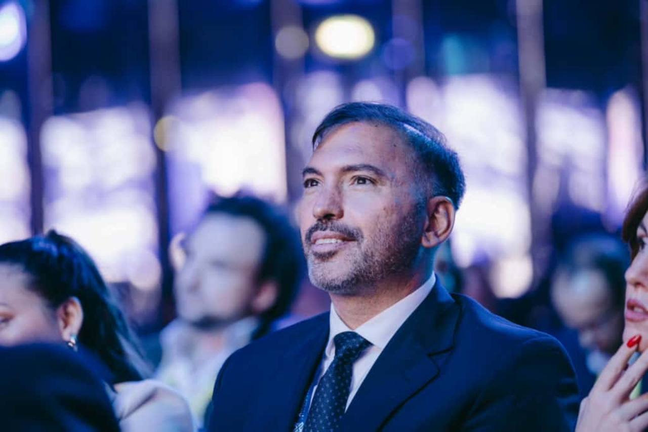 Christian Gaston Illan in abito blu durante un evento