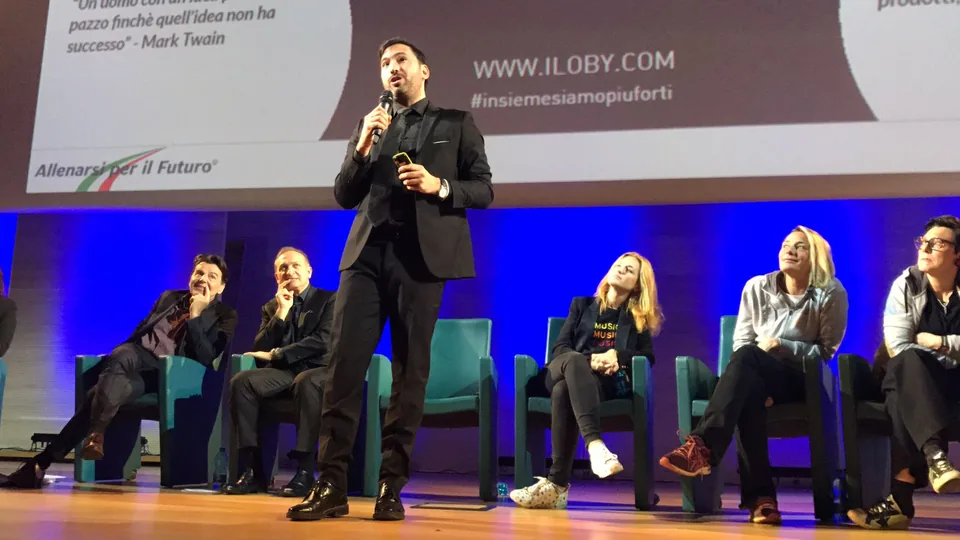 Christian Gaston Illan al microfono durante la presentazione di iLoby alla IULM