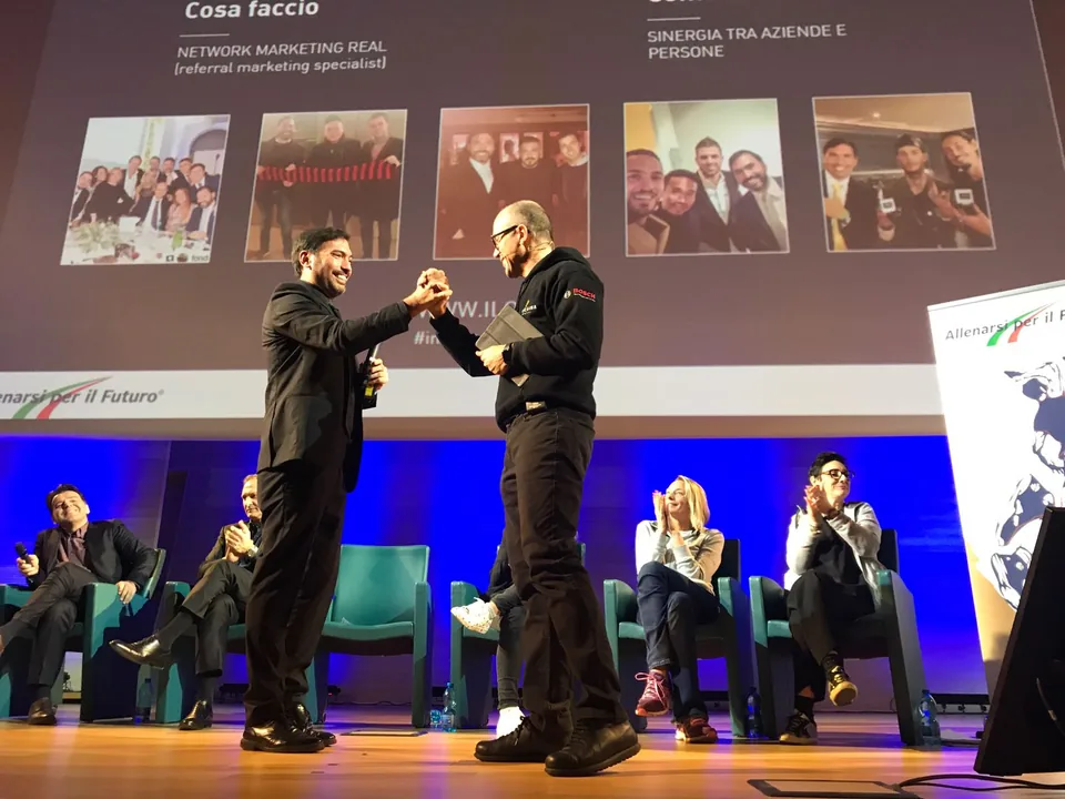 Christian Gaston Illan sul palco IULM nella foto di apertura dell’articolo di Millionaire