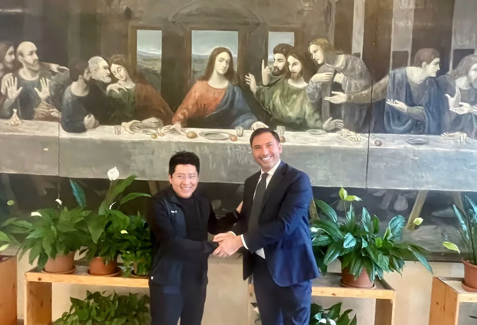 Christian Gaston Illan con padre Federico Claure, nella foto pubblicata per la nomina ad ambasciatore della San Francesco Marathon